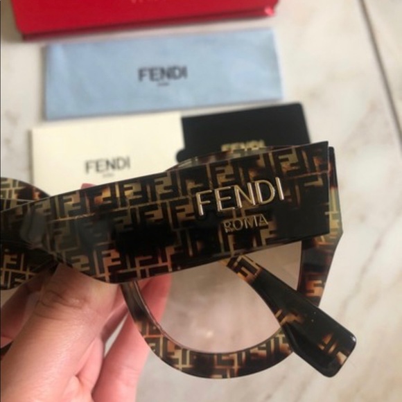 🔥NEW SHOW STOPPER FENDI SUNGLASSES 🔥 - Picture 10 of 12